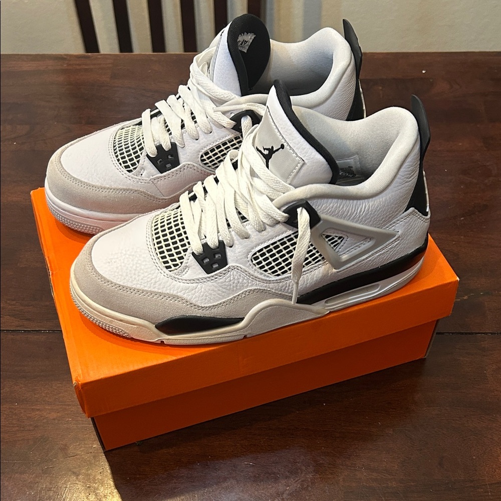 🎄JORDAN 4 RETRO, MILITARY BLACK. KIDS LOVE THESE. BEST GIFT! 🎄